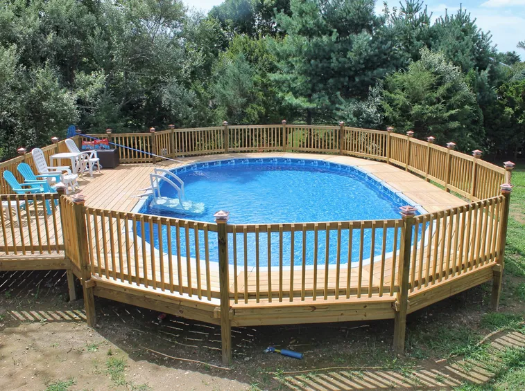 Piscina con struttura in legno