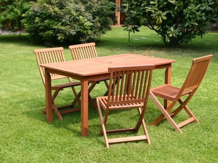 Tavolo con sedie da giardino