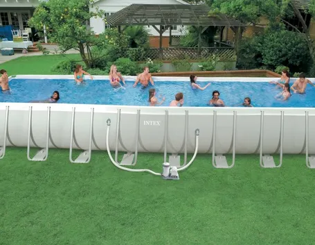 Esempio di piscina con sostegni in metallo
