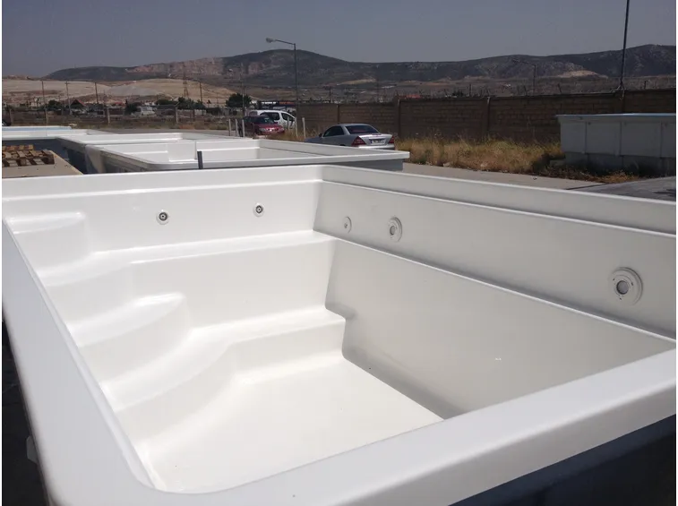 Una mini piscina prefabbricata