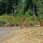Recinzione con travi di legno e rete
