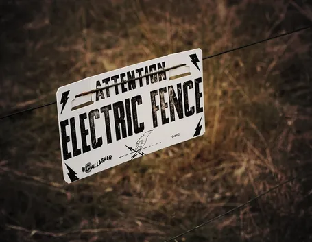 Attenzione recinzione elettrica