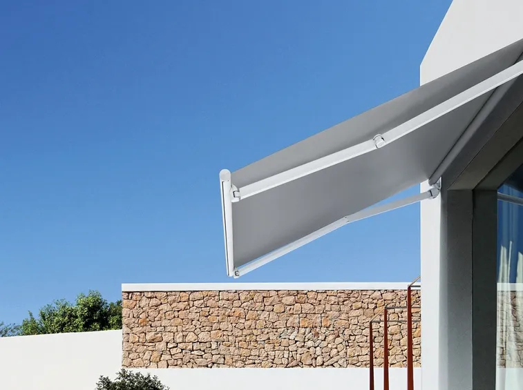 Lavare il telo con acqua tiepida e sapone neutro, senza strofinare (foto Tenda da sole Combi)