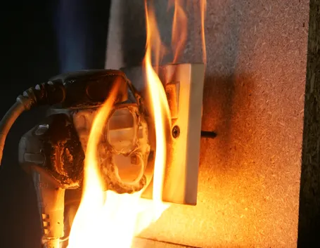 Esempio di incendio provocato da sovraccarico di energia elettrica