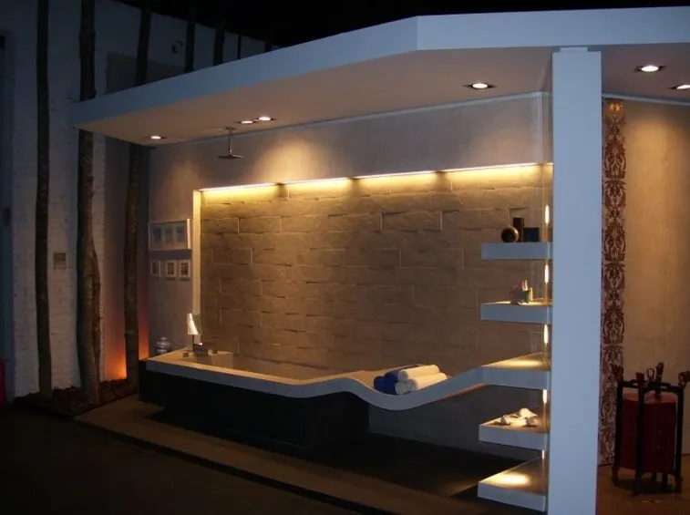 Ambiente con illuminotecnica applicata