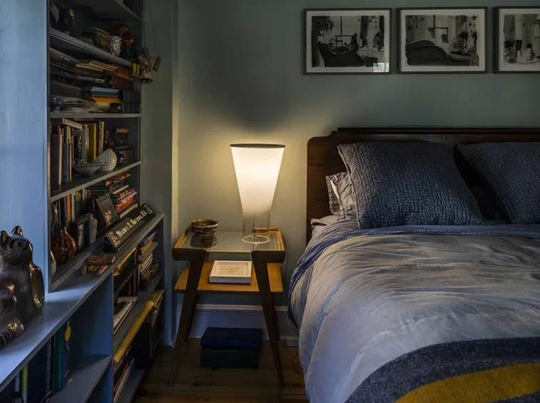 Camera da letto, corridoi e luci notturne: calda e poco intensa (foto Lampada da comodino Foscarini Soffio)