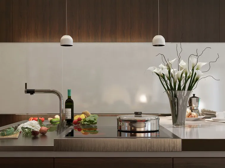 Cucina, bagno e angolo studio: dove serve anche la luce neutra (foto Pensile Flos Wan Suspension)
