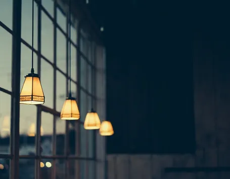 Fila di lampadari
