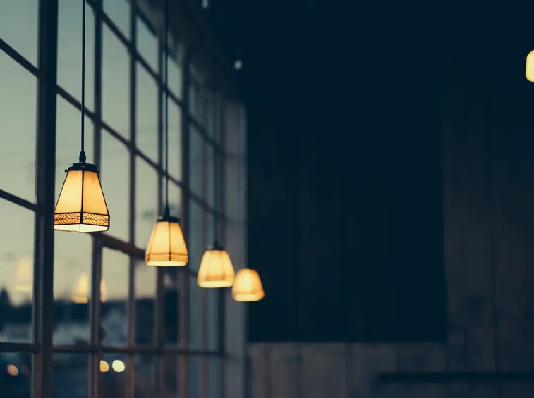 Fila di lampadari