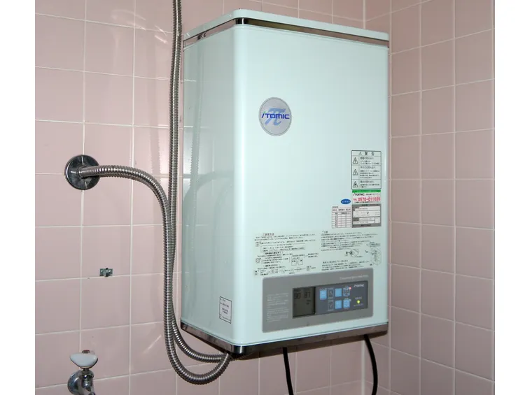 Lo scaldabagno posizionato nel bagno
