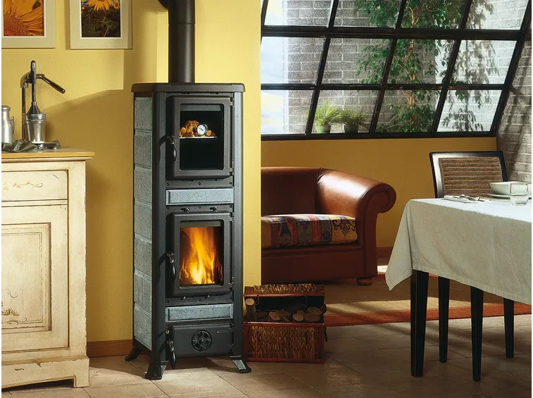 Stufa a legna con forno tradizionale