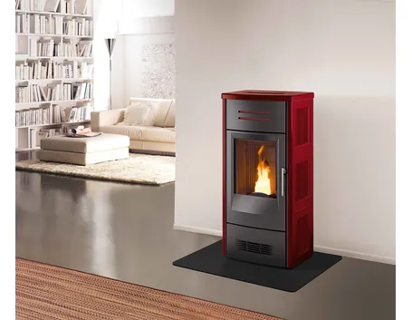 Stufa a pellet con rivestimento rosso