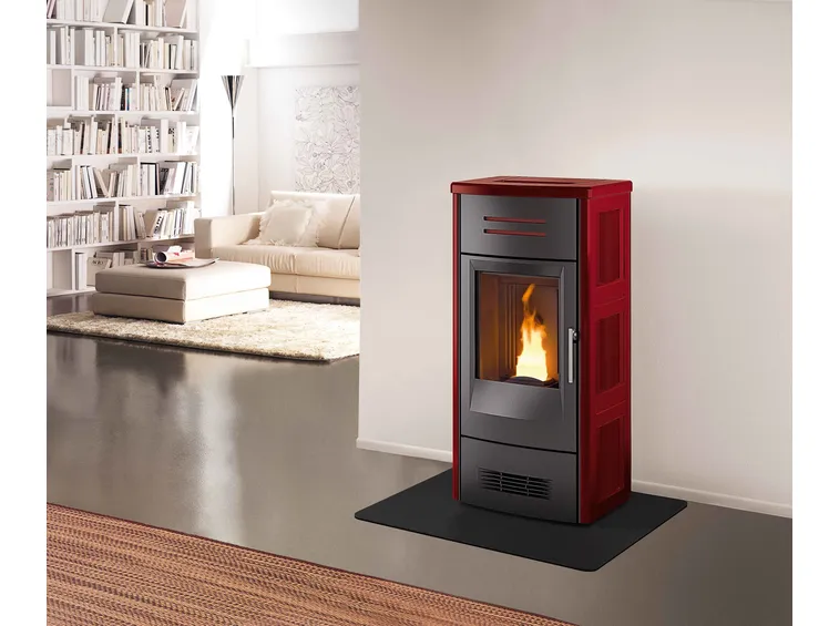 Stufa a pellet con rivestimento rosso