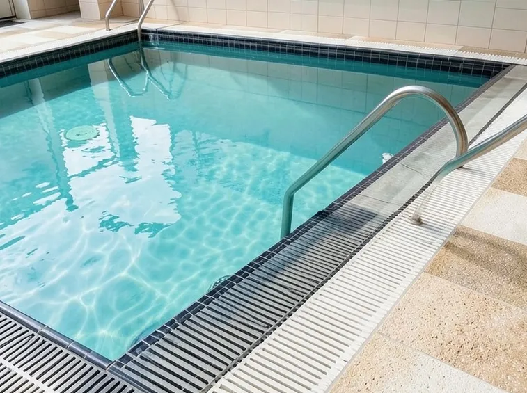 Piastrelle antiscivolo a bordo piscina