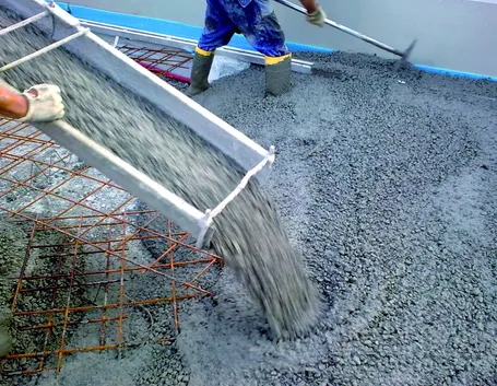 Gettata di calcestruzzo per edilizia