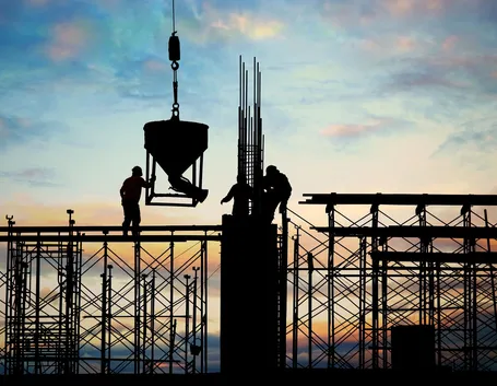 Operai lavorano in cantiere