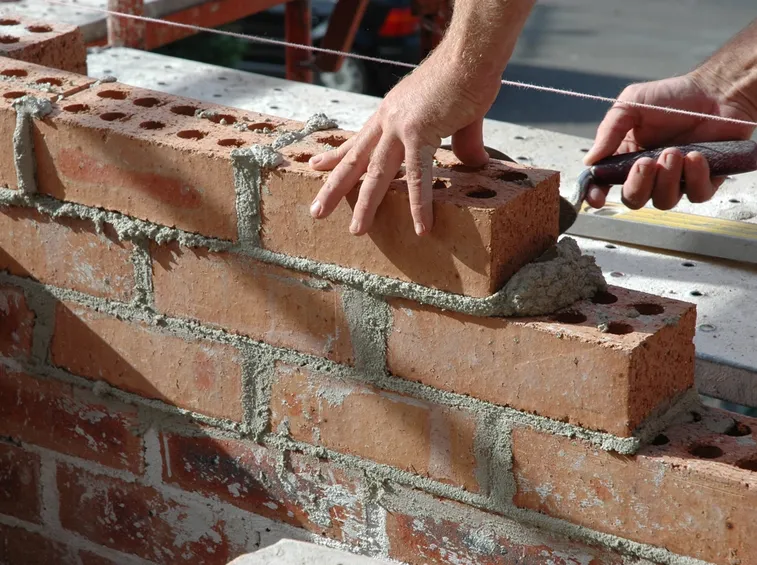 Collocazione di mattoni con l'ausilio del filo di riferimento