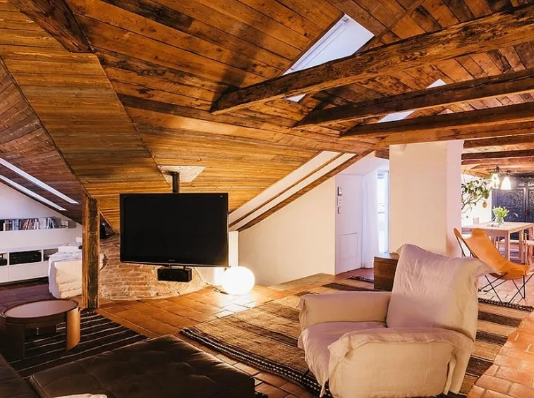 Salotto realizzato nel solaio in legno