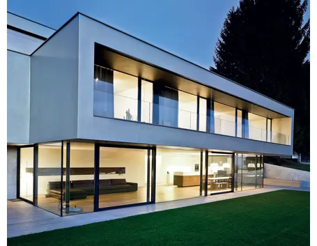 casa con finestre in alluminio anodizzato