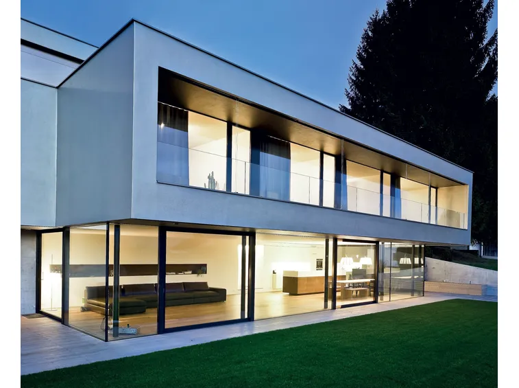casa con finestre in alluminio anodizzato