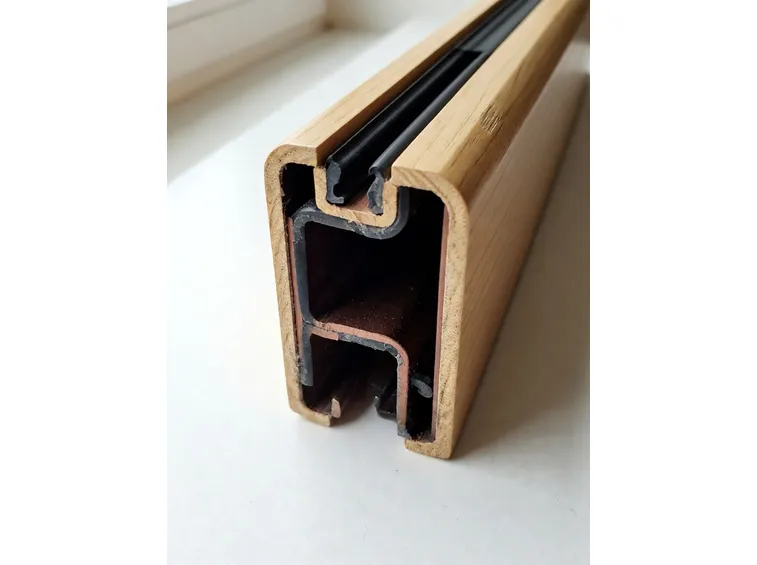 Sezione di infisso in legno alluminio
