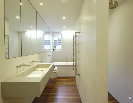Bagno con pavimento in teak