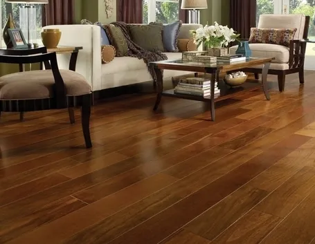 Una casa con parquet in legno