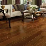 Una casa con parquet in legno