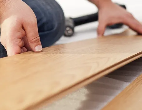 Posa listelli di parquet