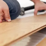 Posa listelli di parquet