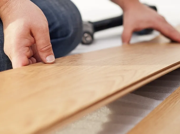 Posa listelli di parquet