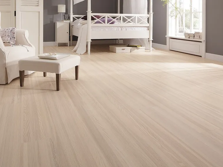 Un parquet chiaro da camera da letto