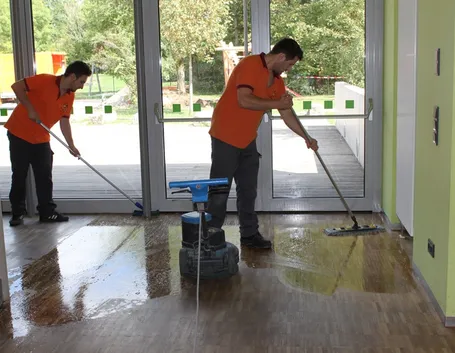 Pulizia del parquet con acqua