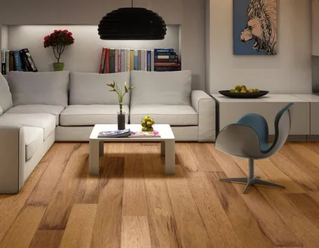 Divano bianco su parquet