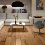 Divano bianco su parquet