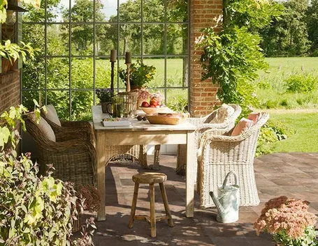 Elegante giardino con pavimentazione in ceramica