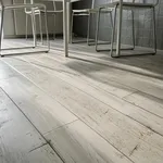 Esempio vinilico effetto legno