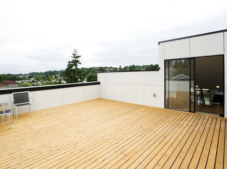 Terrazzo con pavimentazione in legno