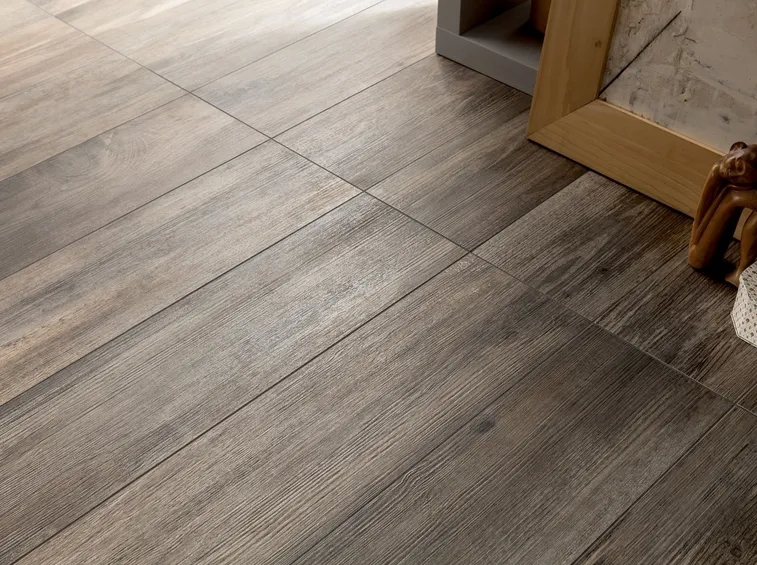 pavimento in ceramica effetto legno moderno