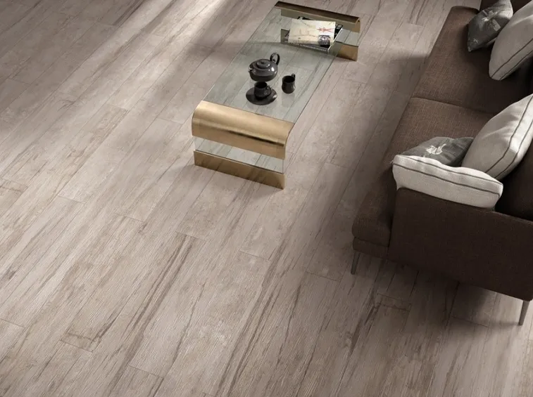 Living con pavimento in gres effetto legno