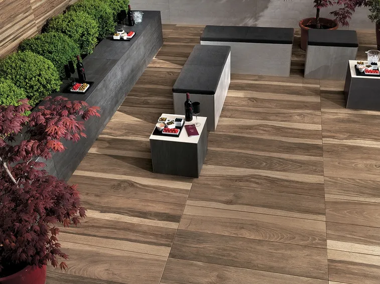 Pavimentazione in gres effetto legno per esterni