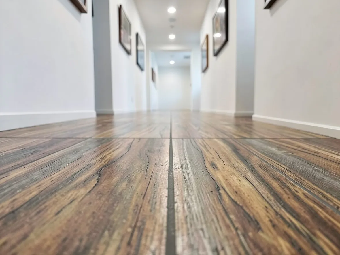 Pavimento in gres porcellanato effetto legno