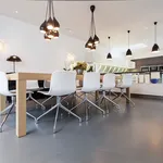 Cucina con pavimento in resina