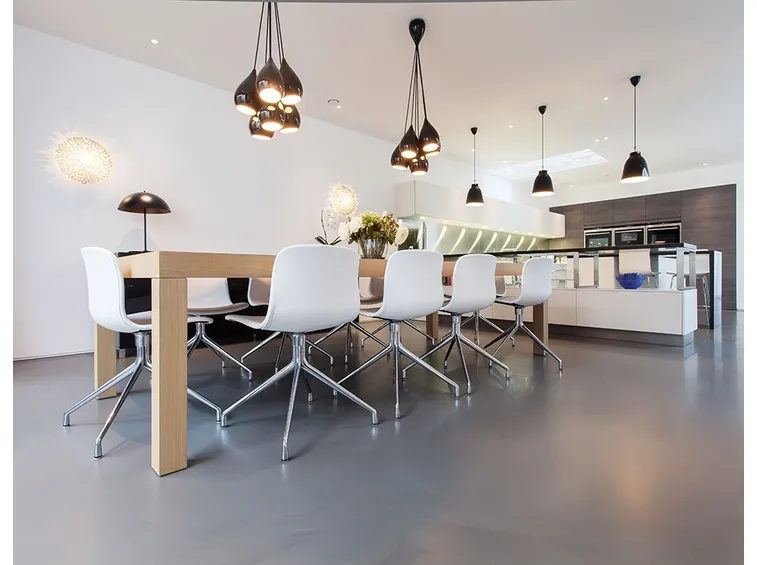 Cucina con pavimento in resina