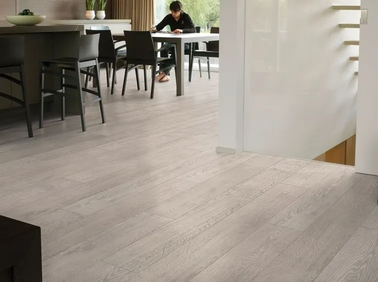 Pavimento in laminato chiaro