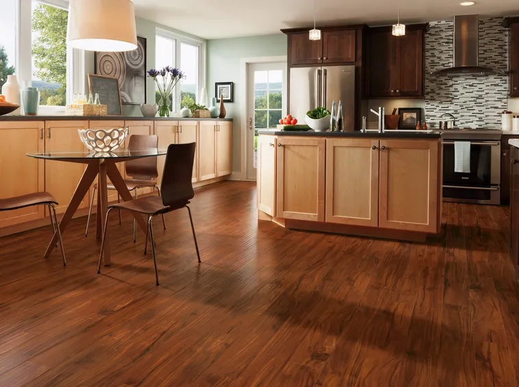 Cucina con pavimento in laminato