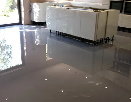 Cucina con pavimento in resina