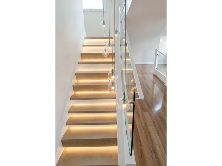 Scala con rivestimento in legno