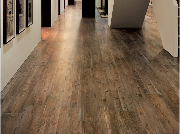 Pavimentazione realizzata con gres porcellanato a effetto legno