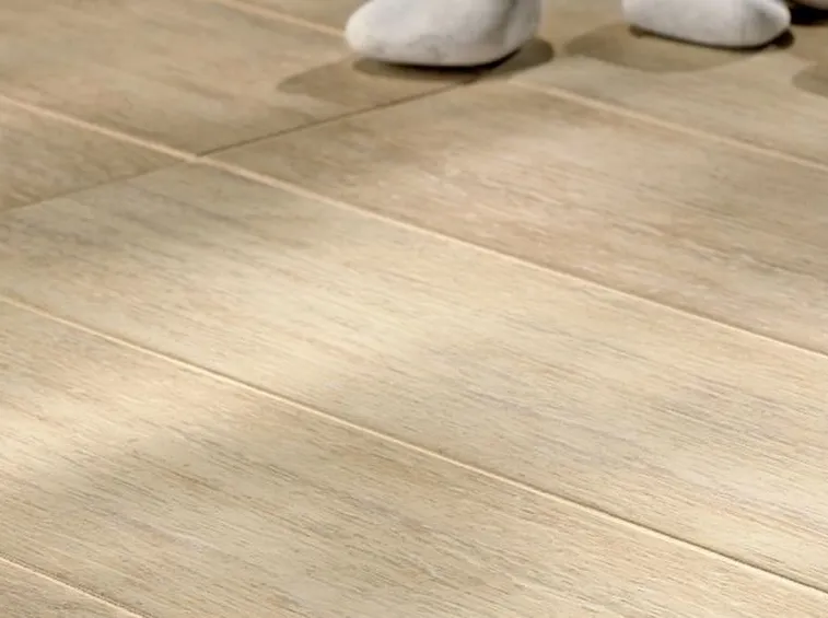 Pavimento a effetto legno in gres porcellanato